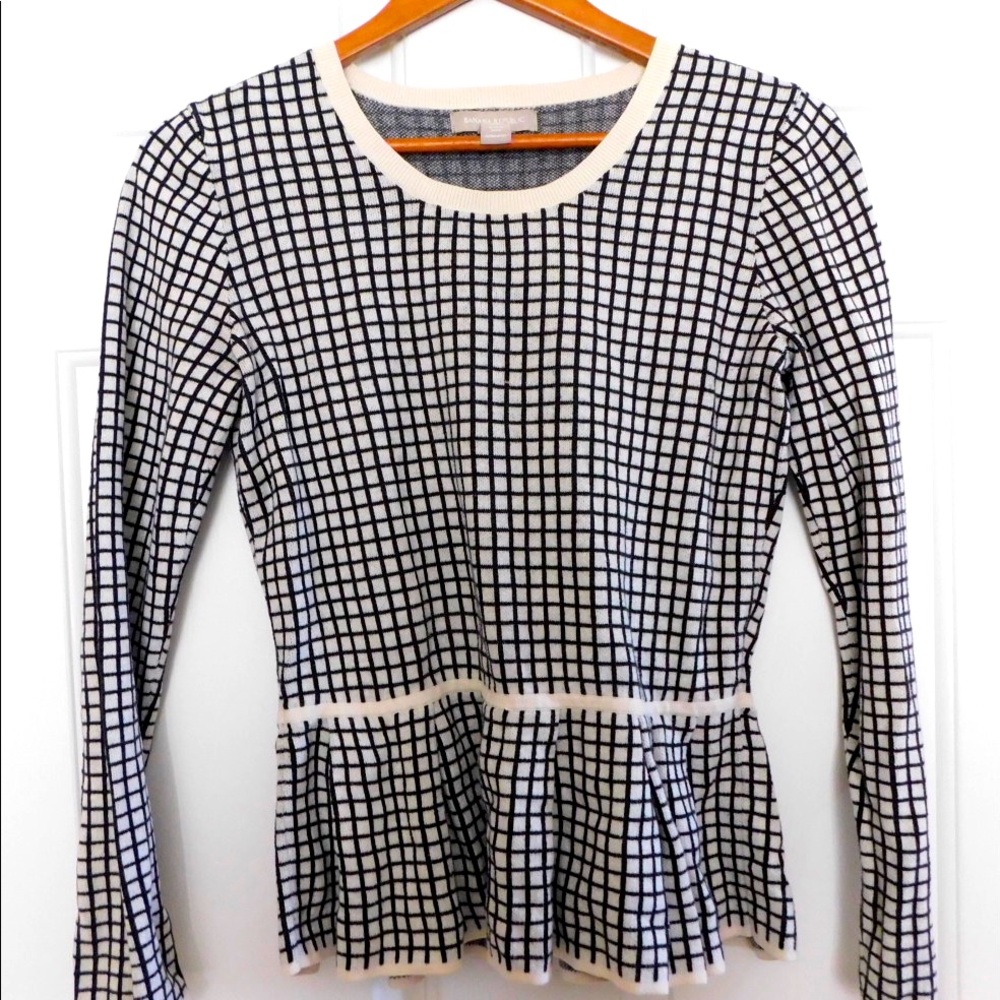 Long sleeve black and white patterned sweater blouse